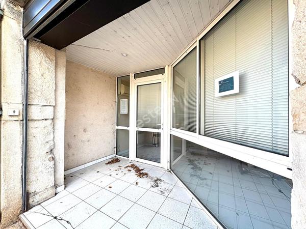 Local commercial ayant pignon sur rue sur l'axe menant à Bourg en Bresse