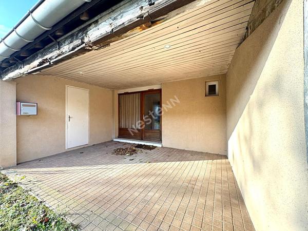 Local commercial ayant pignon sur rue sur l'axe menant à Bourg en Bresse