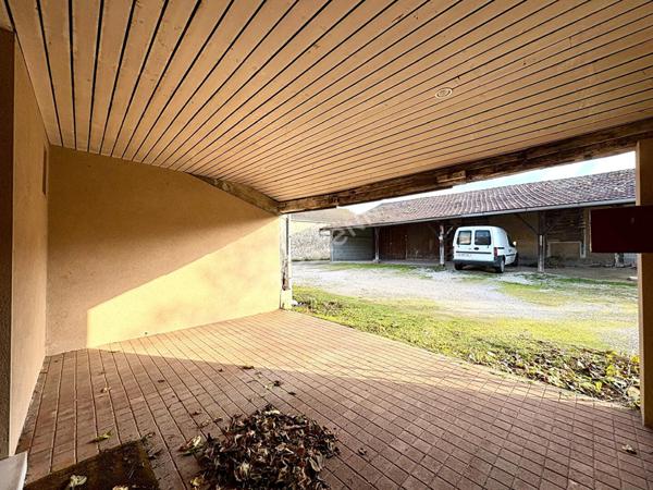 Local commercial ayant pignon sur rue sur l'axe menant à Bourg en Bresse