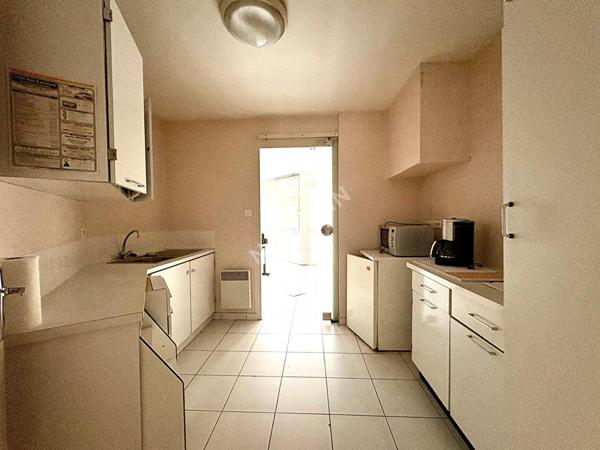 Local commercial ayant pignon sur rue sur l'axe menant à Bourg en Bresse