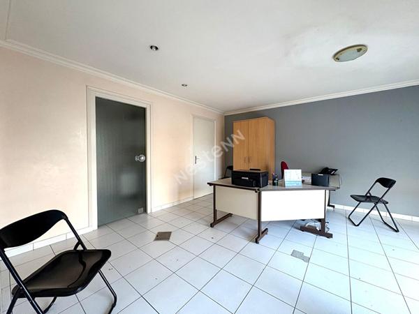 Local commercial ayant pignon sur rue sur l'axe menant à Bourg en Bresse