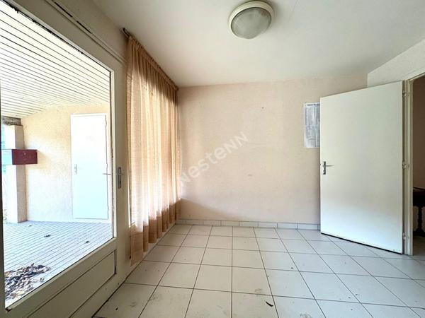 Local commercial ayant pignon sur rue sur l'axe menant à Bourg en Bresse