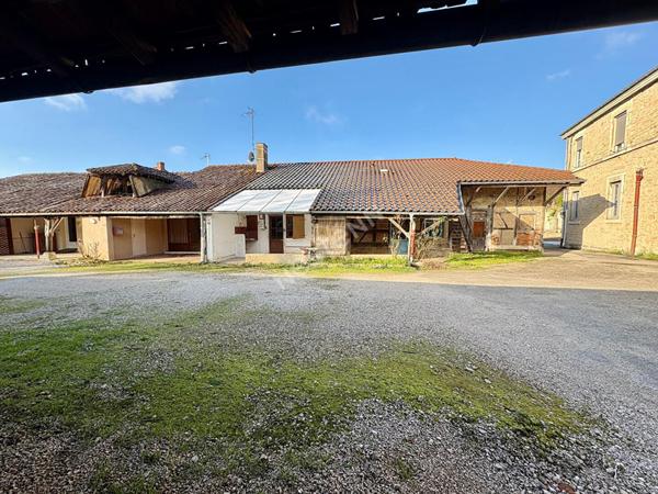 Local commercial ayant pignon sur rue sur l'axe menant à Bourg en Bresse