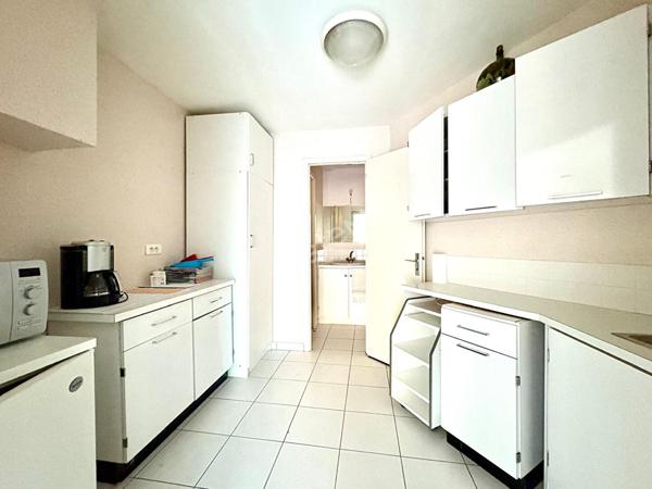 Local commercial ayant pignon sur rue sur l'axe menant à Bourg en Bresse