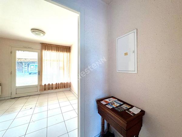 Local commercial ayant pignon sur rue sur l'axe menant à Bourg en Bresse