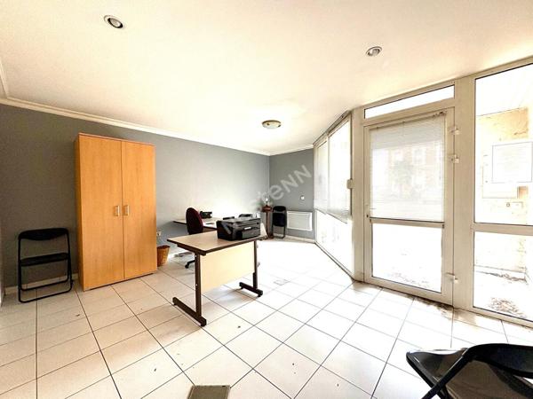 Local commercial ayant pignon sur rue sur l'axe menant à Bourg en Bresse