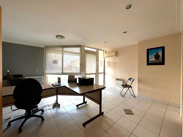 Local commercial ayant pignon sur rue sur l'axe menant à Bourg en Bresse