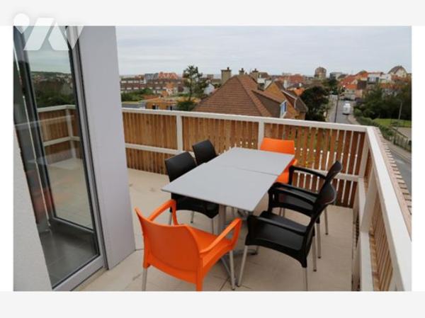 Appartement vue mer avec terrasse et stationnement, dans une résidence sécurisée avec ascenseur.