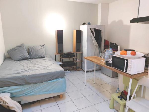 STUDIO DANS IMMEUBLE EN PIERRE