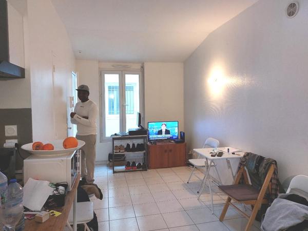 STUDIO DANS IMMEUBLE EN PIERRE