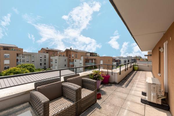 Situé au cœur de Décines-Charpieu (69150), cet appartement bénéficie d'une localisation centrale à proximité immédiate de l'arrêt de tramway T3 - Decines Centre – et des BUS 67 / 57 / 79 . Proche de toutes les commodités du quotidien.