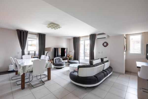 Situé au cœur de Décines-Charpieu (69150), cet appartement bénéficie d'une localisation centrale à proximité immédiate de l'arrêt de tramway T3 - Decines Centre – et des BUS 67 / 57 / 79 . Proche de toutes les commodités du quotidien.