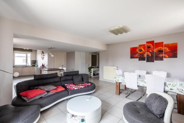 Situé au cœur de Décines-Charpieu (69150), cet appartement bénéficie d'une localisation centrale à proximité immédiate de l'arrêt de tramway T3 - Decines Centre – et des BUS 67 / 57 / 79 . Proche de toutes les commodités du quotidien.