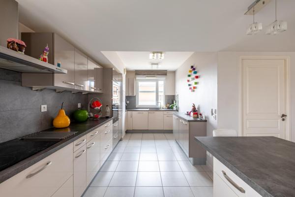 Situé au cœur de Décines-Charpieu (69150), cet appartement bénéficie d'une localisation centrale à proximité immédiate de l'arrêt de tramway T3 - Decines Centre – et des BUS 67 / 57 / 79 . Proche de toutes les commodités du quotidien.