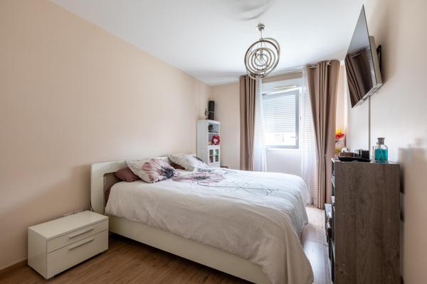 Situé au cœur de Décines-Charpieu (69150), cet appartement bénéficie d'une localisation centrale à proximité immédiate de l'arrêt de tramway T3 - Decines Centre – et des BUS 67 / 57 / 79 . Proche de toutes les commodités du quotidien.