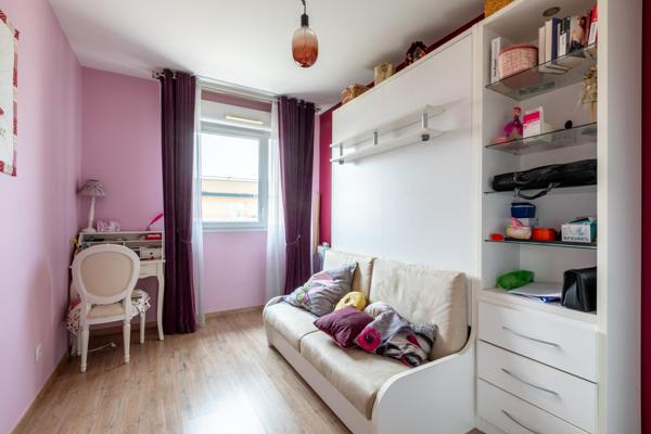 Situé au cœur de Décines-Charpieu (69150), cet appartement bénéficie d'une localisation centrale à proximité immédiate de l'arrêt de tramway T3 - Decines Centre – et des BUS 67 / 57 / 79 . Proche de toutes les commodités du quotidien.