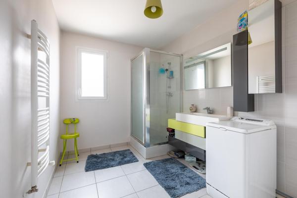 Situé au cœur de Décines-Charpieu (69150), cet appartement bénéficie d'une localisation centrale à proximité immédiate de l'arrêt de tramway T3 - Decines Centre – et des BUS 67 / 57 / 79 . Proche de toutes les commodités du quotidien.