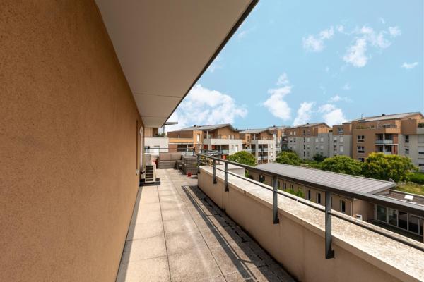 Situé au cœur de Décines-Charpieu (69150), cet appartement bénéficie d'une localisation centrale à proximité immédiate de l'arrêt de tramway T3 - Decines Centre – et des BUS 67 / 57 / 79 . Proche de toutes les commodités du quotidien.