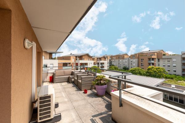 Situé au cœur de Décines-Charpieu (69150), cet appartement bénéficie d'une localisation centrale à proximité immédiate de l'arrêt de tramway T3 - Decines Centre – et des BUS 67 / 57 / 79 . Proche de toutes les commodités du quotidien.