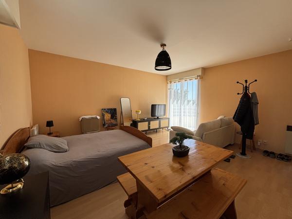 Studio
                                                                                                                                                                                                                                                                                                                        1 pièce(s)                                                                                                                                                                                                                                                                                                                              28.15  m²