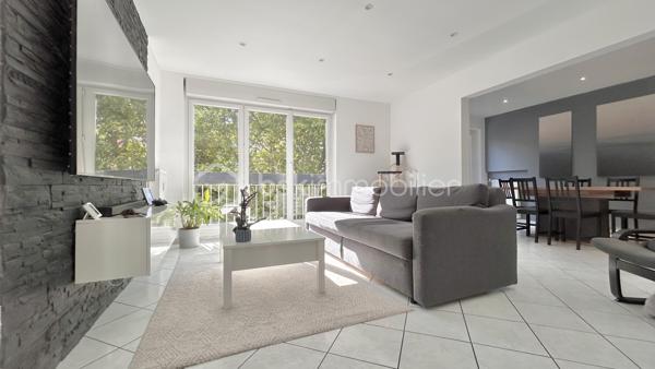 Venez découvrir avec Patricia Acquaviva ce bel appartement traversant Est/Ouest de 77 m², situé au 2ᵉ étage avec ascenseur, au sein d'une copropriété entièrement fermée et sécurisée sur la commune de Pont-de-Claix.

Entièrement rénové en 2022 et bénéficiant d'une isolation par l'intérieur, cet appartement lumineux et fonctionnel saura vous séduire par ses beaux volumes et ses prestations de qualité.

Dès l'entrée, vous découvrirez une agréable pièce de vie d'environ 28 m² baignée de lumière, ainsi qu'une cuisine séparée, aménagée et équipée. L'appartement dispose également d'une salle d'eau avec douche, d'un WC indépendant, d'un grand cellier offrant de nombreux rangements ainsi que d'une loggia.
L'espace nuit se compose de deux belles chambres d'environ 11 m² et 13 m², toutes deux équipées de placards intégrés.

Pour votre confort, les menuiseries sont en PVC double vitrage oscillo-battantes et les volets roulants sont électriques. L'électricité ainsi que la plomberie ont été entièrement refaites, offrant un confort optimal.
Une cave et une place de parking privative viennent compléter ce bien.

Le chauffage est collectif avec répartiteurs et les charges de copropriété s'élèvent à 280 € par mois, incluant le chauffage et l'eau chaude. La taxe foncière est de 1 922 €.

L'emplacement est idéal avec les transports en commun à proximité immédiate, l'Espace Comboire et la rocade accessibles en seulement deux minutes, ainsi qu'un Carrefour City situé à seulement 50 mètres à pied.
Cet appartement rénové avec goût, situé dans une résidence fermée et sécurisée, représente une belle opportunité pour une famille ou pour toute personne recherchant un cadre de vie confortable à proximité de toutes les commodités.

Cet appartement n'attend plus que vous ! Ne laissez pas passer cette opportunité et contactez moi pour programmer une visite sans tarder.