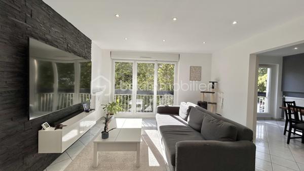 Venez découvrir avec Patricia Acquaviva ce bel appartement traversant Est/Ouest de 77 m², situé au 2ᵉ étage avec ascenseur, au sein d'une copropriété entièrement fermée et sécurisée sur la commune de Pont-de-Claix.

Entièrement rénové en 2022 et bénéficiant d'une isolation par l'intérieur, cet appartement lumineux et fonctionnel saura vous séduire par ses beaux volumes et ses prestations de qualité.

Dès l'entrée, vous découvrirez une agréable pièce de vie d'environ 28 m² baignée de lumière, ainsi qu'une cuisine séparée, aménagée et équipée. L'appartement dispose également d'une salle d'eau avec douche, d'un WC indépendant, d'un grand cellier offrant de nombreux rangements ainsi que d'une loggia.
L'espace nuit se compose de deux belles chambres d'environ 11 m² et 13 m², toutes deux équipées de placards intégrés.

Pour votre confort, les menuiseries sont en PVC double vitrage oscillo-battantes et les volets roulants sont électriques. L'électricité ainsi que la plomberie ont été entièrement refaites, offrant un confort optimal.
Une cave et une place de parking privative viennent compléter ce bien.

Le chauffage est collectif avec répartiteurs et les charges de copropriété s'élèvent à 280 € par mois, incluant le chauffage et l'eau chaude. La taxe foncière est de 1 922 €.

L'emplacement est idéal avec les transports en commun à proximité immédiate, l'Espace Comboire et la rocade accessibles en seulement deux minutes, ainsi qu'un Carrefour City situé à seulement 50 mètres à pied.
Cet appartement rénové avec goût, situé dans une résidence fermée et sécurisée, représente une belle opportunité pour une famille ou pour toute personne recherchant un cadre de vie confortable à proximité de toutes les commodités.

Cet appartement n'attend plus que vous ! Ne laissez pas passer cette opportunité et contactez moi pour programmer une visite sans tarder.