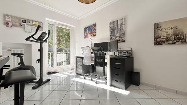 Venez découvrir avec Patricia Acquaviva ce bel appartement traversant Est/Ouest de 77 m², situé au 2ᵉ étage avec ascenseur, au sein d'une copropriété entièrement fermée et sécurisée sur la commune de Pont-de-Claix.

Entièrement rénové en 2022 et bénéficiant d'une isolation par l'intérieur, cet appartement lumineux et fonctionnel saura vous séduire par ses beaux volumes et ses prestations de qualité.

Dès l'entrée, vous découvrirez une agréable pièce de vie d'environ 28 m² baignée de lumière, ainsi qu'une cuisine séparée, aménagée et équipée. L'appartement dispose également d'une salle d'eau avec douche, d'un WC indépendant, d'un grand cellier offrant de nombreux rangements ainsi que d'une loggia.
L'espace nuit se compose de deux belles chambres d'environ 11 m² et 13 m², toutes deux équipées de placards intégrés.

Pour votre confort, les menuiseries sont en PVC double vitrage oscillo-battantes et les volets roulants sont électriques. L'électricité ainsi que la plomberie ont été entièrement refaites, offrant un confort optimal.
Une cave et une place de parking privative viennent compléter ce bien.

Le chauffage est collectif avec répartiteurs et les charges de copropriété s'élèvent à 280 € par mois, incluant le chauffage et l'eau chaude. La taxe foncière est de 1 922 €.

L'emplacement est idéal avec les transports en commun à proximité immédiate, l'Espace Comboire et la rocade accessibles en seulement deux minutes, ainsi qu'un Carrefour City situé à seulement 50 mètres à pied.
Cet appartement rénové avec goût, situé dans une résidence fermée et sécurisée, représente une belle opportunité pour une famille ou pour toute personne recherchant un cadre de vie confortable à proximité de toutes les commodités.

Cet appartement n'attend plus que vous ! Ne laissez pas passer cette opportunité et contactez moi pour programmer une visite sans tarder.