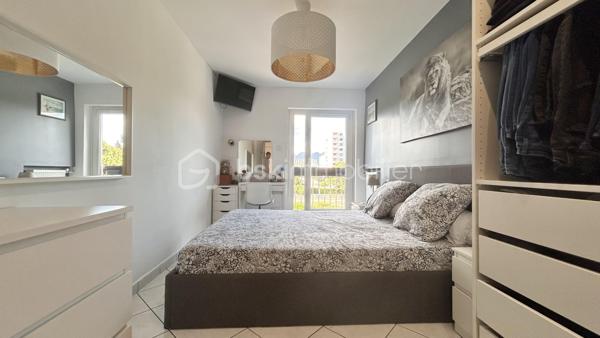 Venez découvrir avec Patricia Acquaviva ce bel appartement traversant Est/Ouest de 77 m², situé au 2ᵉ étage avec ascenseur, au sein d'une copropriété entièrement fermée et sécurisée sur la commune de Pont-de-Claix.

Entièrement rénové en 2022 et bénéficiant d'une isolation par l'intérieur, cet appartement lumineux et fonctionnel saura vous séduire par ses beaux volumes et ses prestations de qualité.

Dès l'entrée, vous découvrirez une agréable pièce de vie d'environ 28 m² baignée de lumière, ainsi qu'une cuisine séparée, aménagée et équipée. L'appartement dispose également d'une salle d'eau avec douche, d'un WC indépendant, d'un grand cellier offrant de nombreux rangements ainsi que d'une loggia.
L'espace nuit se compose de deux belles chambres d'environ 11 m² et 13 m², toutes deux équipées de placards intégrés.

Pour votre confort, les menuiseries sont en PVC double vitrage oscillo-battantes et les volets roulants sont électriques. L'électricité ainsi que la plomberie ont été entièrement refaites, offrant un confort optimal.
Une cave et une place de parking privative viennent compléter ce bien.

Le chauffage est collectif avec répartiteurs et les charges de copropriété s'élèvent à 280 € par mois, incluant le chauffage et l'eau chaude. La taxe foncière est de 1 922 €.

L'emplacement est idéal avec les transports en commun à proximité immédiate, l'Espace Comboire et la rocade accessibles en seulement deux minutes, ainsi qu'un Carrefour City situé à seulement 50 mètres à pied.
Cet appartement rénové avec goût, situé dans une résidence fermée et sécurisée, représente une belle opportunité pour une famille ou pour toute personne recherchant un cadre de vie confortable à proximité de toutes les commodités.

Cet appartement n'attend plus que vous ! Ne laissez pas passer cette opportunité et contactez moi pour programmer une visite sans tarder.