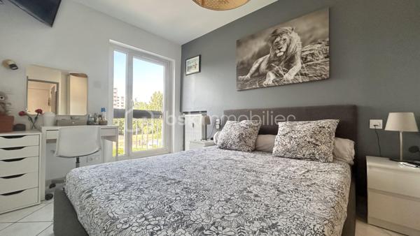 Venez découvrir avec Patricia Acquaviva ce bel appartement traversant Est/Ouest de 77 m², situé au 2ᵉ étage avec ascenseur, au sein d'une copropriété entièrement fermée et sécurisée sur la commune de Pont-de-Claix.

Entièrement rénové en 2022 et bénéficiant d'une isolation par l'intérieur, cet appartement lumineux et fonctionnel saura vous séduire par ses beaux volumes et ses prestations de qualité.

Dès l'entrée, vous découvrirez une agréable pièce de vie d'environ 28 m² baignée de lumière, ainsi qu'une cuisine séparée, aménagée et équipée. L'appartement dispose également d'une salle d'eau avec douche, d'un WC indépendant, d'un grand cellier offrant de nombreux rangements ainsi que d'une loggia.
L'espace nuit se compose de deux belles chambres d'environ 11 m² et 13 m², toutes deux équipées de placards intégrés.

Pour votre confort, les menuiseries sont en PVC double vitrage oscillo-battantes et les volets roulants sont électriques. L'électricité ainsi que la plomberie ont été entièrement refaites, offrant un confort optimal.
Une cave et une place de parking privative viennent compléter ce bien.

Le chauffage est collectif avec répartiteurs et les charges de copropriété s'élèvent à 280 € par mois, incluant le chauffage et l'eau chaude. La taxe foncière est de 1 922 €.

L'emplacement est idéal avec les transports en commun à proximité immédiate, l'Espace Comboire et la rocade accessibles en seulement deux minutes, ainsi qu'un Carrefour City situé à seulement 50 mètres à pied.
Cet appartement rénové avec goût, situé dans une résidence fermée et sécurisée, représente une belle opportunité pour une famille ou pour toute personne recherchant un cadre de vie confortable à proximité de toutes les commodités.

Cet appartement n'attend plus que vous ! Ne laissez pas passer cette opportunité et contactez moi pour programmer une visite sans tarder.
