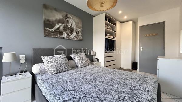 Venez découvrir avec Patricia Acquaviva ce bel appartement traversant Est/Ouest de 77 m², situé au 2ᵉ étage avec ascenseur, au sein d'une copropriété entièrement fermée et sécurisée sur la commune de Pont-de-Claix.

Entièrement rénové en 2022 et bénéficiant d'une isolation par l'intérieur, cet appartement lumineux et fonctionnel saura vous séduire par ses beaux volumes et ses prestations de qualité.

Dès l'entrée, vous découvrirez une agréable pièce de vie d'environ 28 m² baignée de lumière, ainsi qu'une cuisine séparée, aménagée et équipée. L'appartement dispose également d'une salle d'eau avec douche, d'un WC indépendant, d'un grand cellier offrant de nombreux rangements ainsi que d'une loggia.
L'espace nuit se compose de deux belles chambres d'environ 11 m² et 13 m², toutes deux équipées de placards intégrés.

Pour votre confort, les menuiseries sont en PVC double vitrage oscillo-battantes et les volets roulants sont électriques. L'électricité ainsi que la plomberie ont été entièrement refaites, offrant un confort optimal.
Une cave et une place de parking privative viennent compléter ce bien.

Le chauffage est collectif avec répartiteurs et les charges de copropriété s'élèvent à 280 € par mois, incluant le chauffage et l'eau chaude. La taxe foncière est de 1 922 €.

L'emplacement est idéal avec les transports en commun à proximité immédiate, l'Espace Comboire et la rocade accessibles en seulement deux minutes, ainsi qu'un Carrefour City situé à seulement 50 mètres à pied.
Cet appartement rénové avec goût, situé dans une résidence fermée et sécurisée, représente une belle opportunité pour une famille ou pour toute personne recherchant un cadre de vie confortable à proximité de toutes les commodités.

Cet appartement n'attend plus que vous ! Ne laissez pas passer cette opportunité et contactez moi pour programmer une visite sans tarder.