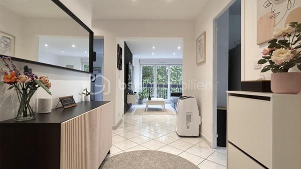 Venez découvrir avec Patricia Acquaviva ce bel appartement traversant Est/Ouest de 77 m², situé au 2ᵉ étage avec ascenseur, au sein d'une copropriété entièrement fermée et sécurisée sur la commune de Pont-de-Claix.

Entièrement rénové en 2022 et bénéficiant d'une isolation par l'intérieur, cet appartement lumineux et fonctionnel saura vous séduire par ses beaux volumes et ses prestations de qualité.

Dès l'entrée, vous découvrirez une agréable pièce de vie d'environ 28 m² baignée de lumière, ainsi qu'une cuisine séparée, aménagée et équipée. L'appartement dispose également d'une salle d'eau avec douche, d'un WC indépendant, d'un grand cellier offrant de nombreux rangements ainsi que d'une loggia.
L'espace nuit se compose de deux belles chambres d'environ 11 m² et 13 m², toutes deux équipées de placards intégrés.

Pour votre confort, les menuiseries sont en PVC double vitrage oscillo-battantes et les volets roulants sont électriques. L'électricité ainsi que la plomberie ont été entièrement refaites, offrant un confort optimal.
Une cave et une place de parking privative viennent compléter ce bien.

Le chauffage est collectif avec répartiteurs et les charges de copropriété s'élèvent à 280 € par mois, incluant le chauffage et l'eau chaude. La taxe foncière est de 1 922 €.

L'emplacement est idéal avec les transports en commun à proximité immédiate, l'Espace Comboire et la rocade accessibles en seulement deux minutes, ainsi qu'un Carrefour City situé à seulement 50 mètres à pied.
Cet appartement rénové avec goût, situé dans une résidence fermée et sécurisée, représente une belle opportunité pour une famille ou pour toute personne recherchant un cadre de vie confortable à proximité de toutes les commodités.

Cet appartement n'attend plus que vous ! Ne laissez pas passer cette opportunité et contactez moi pour programmer une visite sans tarder.