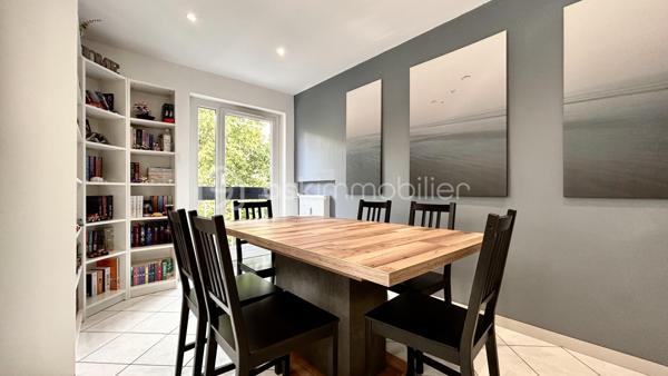 Venez découvrir avec Patricia Acquaviva ce bel appartement traversant Est/Ouest de 77 m², situé au 2ᵉ étage avec ascenseur, au sein d'une copropriété entièrement fermée et sécurisée sur la commune de Pont-de-Claix.

Entièrement rénové en 2022 et bénéficiant d'une isolation par l'intérieur, cet appartement lumineux et fonctionnel saura vous séduire par ses beaux volumes et ses prestations de qualité.

Dès l'entrée, vous découvrirez une agréable pièce de vie d'environ 28 m² baignée de lumière, ainsi qu'une cuisine séparée, aménagée et équipée. L'appartement dispose également d'une salle d'eau avec douche, d'un WC indépendant, d'un grand cellier offrant de nombreux rangements ainsi que d'une loggia.
L'espace nuit se compose de deux belles chambres d'environ 11 m² et 13 m², toutes deux équipées de placards intégrés.

Pour votre confort, les menuiseries sont en PVC double vitrage oscillo-battantes et les volets roulants sont électriques. L'électricité ainsi que la plomberie ont été entièrement refaites, offrant un confort optimal.
Une cave et une place de parking privative viennent compléter ce bien.

Le chauffage est collectif avec répartiteurs et les charges de copropriété s'élèvent à 280 € par mois, incluant le chauffage et l'eau chaude. La taxe foncière est de 1 922 €.

L'emplacement est idéal avec les transports en commun à proximité immédiate, l'Espace Comboire et la rocade accessibles en seulement deux minutes, ainsi qu'un Carrefour City situé à seulement 50 mètres à pied.
Cet appartement rénové avec goût, situé dans une résidence fermée et sécurisée, représente une belle opportunité pour une famille ou pour toute personne recherchant un cadre de vie confortable à proximité de toutes les commodités.

Cet appartement n'attend plus que vous ! Ne laissez pas passer cette opportunité et contactez moi pour programmer une visite sans tarder.