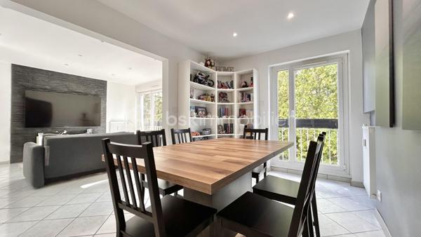 Venez découvrir avec Patricia Acquaviva ce bel appartement traversant Est/Ouest de 77 m², situé au 2ᵉ étage avec ascenseur, au sein d'une copropriété entièrement fermée et sécurisée sur la commune de Pont-de-Claix.

Entièrement rénové en 2022 et bénéficiant d'une isolation par l'intérieur, cet appartement lumineux et fonctionnel saura vous séduire par ses beaux volumes et ses prestations de qualité.

Dès l'entrée, vous découvrirez une agréable pièce de vie d'environ 28 m² baignée de lumière, ainsi qu'une cuisine séparée, aménagée et équipée. L'appartement dispose également d'une salle d'eau avec douche, d'un WC indépendant, d'un grand cellier offrant de nombreux rangements ainsi que d'une loggia.
L'espace nuit se compose de deux belles chambres d'environ 11 m² et 13 m², toutes deux équipées de placards intégrés.

Pour votre confort, les menuiseries sont en PVC double vitrage oscillo-battantes et les volets roulants sont électriques. L'électricité ainsi que la plomberie ont été entièrement refaites, offrant un confort optimal.
Une cave et une place de parking privative viennent compléter ce bien.

Le chauffage est collectif avec répartiteurs et les charges de copropriété s'élèvent à 280 € par mois, incluant le chauffage et l'eau chaude. La taxe foncière est de 1 922 €.

L'emplacement est idéal avec les transports en commun à proximité immédiate, l'Espace Comboire et la rocade accessibles en seulement deux minutes, ainsi qu'un Carrefour City situé à seulement 50 mètres à pied.
Cet appartement rénové avec goût, situé dans une résidence fermée et sécurisée, représente une belle opportunité pour une famille ou pour toute personne recherchant un cadre de vie confortable à proximité de toutes les commodités.

Cet appartement n'attend plus que vous ! Ne laissez pas passer cette opportunité et contactez moi pour programmer une visite sans tarder.