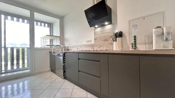 Venez découvrir avec Patricia Acquaviva ce bel appartement traversant Est/Ouest de 77 m², situé au 2ᵉ étage avec ascenseur, au sein d'une copropriété entièrement fermée et sécurisée sur la commune de Pont-de-Claix.

Entièrement rénové en 2022 et bénéficiant d'une isolation par l'intérieur, cet appartement lumineux et fonctionnel saura vous séduire par ses beaux volumes et ses prestations de qualité.

Dès l'entrée, vous découvrirez une agréable pièce de vie d'environ 28 m² baignée de lumière, ainsi qu'une cuisine séparée, aménagée et équipée. L'appartement dispose également d'une salle d'eau avec douche, d'un WC indépendant, d'un grand cellier offrant de nombreux rangements ainsi que d'une loggia.
L'espace nuit se compose de deux belles chambres d'environ 11 m² et 13 m², toutes deux équipées de placards intégrés.

Pour votre confort, les menuiseries sont en PVC double vitrage oscillo-battantes et les volets roulants sont électriques. L'électricité ainsi que la plomberie ont été entièrement refaites, offrant un confort optimal.
Une cave et une place de parking privative viennent compléter ce bien.

Le chauffage est collectif avec répartiteurs et les charges de copropriété s'élèvent à 280 € par mois, incluant le chauffage et l'eau chaude. La taxe foncière est de 1 922 €.

L'emplacement est idéal avec les transports en commun à proximité immédiate, l'Espace Comboire et la rocade accessibles en seulement deux minutes, ainsi qu'un Carrefour City situé à seulement 50 mètres à pied.
Cet appartement rénové avec goût, situé dans une résidence fermée et sécurisée, représente une belle opportunité pour une famille ou pour toute personne recherchant un cadre de vie confortable à proximité de toutes les commodités.

Cet appartement n'attend plus que vous ! Ne laissez pas passer cette opportunité et contactez moi pour programmer une visite sans tarder.