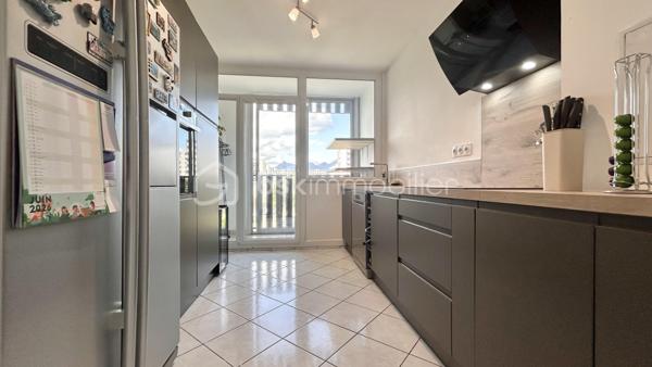 Venez découvrir avec Patricia Acquaviva ce bel appartement traversant Est/Ouest de 77 m², situé au 2ᵉ étage avec ascenseur, au sein d'une copropriété entièrement fermée et sécurisée sur la commune de Pont-de-Claix.

Entièrement rénové en 2022 et bénéficiant d'une isolation par l'intérieur, cet appartement lumineux et fonctionnel saura vous séduire par ses beaux volumes et ses prestations de qualité.

Dès l'entrée, vous découvrirez une agréable pièce de vie d'environ 28 m² baignée de lumière, ainsi qu'une cuisine séparée, aménagée et équipée. L'appartement dispose également d'une salle d'eau avec douche, d'un WC indépendant, d'un grand cellier offrant de nombreux rangements ainsi que d'une loggia.
L'espace nuit se compose de deux belles chambres d'environ 11 m² et 13 m², toutes deux équipées de placards intégrés.

Pour votre confort, les menuiseries sont en PVC double vitrage oscillo-battantes et les volets roulants sont électriques. L'électricité ainsi que la plomberie ont été entièrement refaites, offrant un confort optimal.
Une cave et une place de parking privative viennent compléter ce bien.

Le chauffage est collectif avec répartiteurs et les charges de copropriété s'élèvent à 280 € par mois, incluant le chauffage et l'eau chaude. La taxe foncière est de 1 922 €.

L'emplacement est idéal avec les transports en commun à proximité immédiate, l'Espace Comboire et la rocade accessibles en seulement deux minutes, ainsi qu'un Carrefour City situé à seulement 50 mètres à pied.
Cet appartement rénové avec goût, situé dans une résidence fermée et sécurisée, représente une belle opportunité pour une famille ou pour toute personne recherchant un cadre de vie confortable à proximité de toutes les commodités.

Cet appartement n'attend plus que vous ! Ne laissez pas passer cette opportunité et contactez moi pour programmer une visite sans tarder.