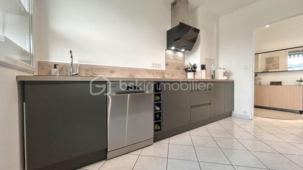 Venez découvrir avec Patricia Acquaviva ce bel appartement traversant Est/Ouest de 77 m², situé au 2ᵉ étage avec ascenseur, au sein d'une copropriété entièrement fermée et sécurisée sur la commune de Pont-de-Claix.

Entièrement rénové en 2022 et bénéficiant d'une isolation par l'intérieur, cet appartement lumineux et fonctionnel saura vous séduire par ses beaux volumes et ses prestations de qualité.

Dès l'entrée, vous découvrirez une agréable pièce de vie d'environ 28 m² baignée de lumière, ainsi qu'une cuisine séparée, aménagée et équipée. L'appartement dispose également d'une salle d'eau avec douche, d'un WC indépendant, d'un grand cellier offrant de nombreux rangements ainsi que d'une loggia.
L'espace nuit se compose de deux belles chambres d'environ 11 m² et 13 m², toutes deux équipées de placards intégrés.

Pour votre confort, les menuiseries sont en PVC double vitrage oscillo-battantes et les volets roulants sont électriques. L'électricité ainsi que la plomberie ont été entièrement refaites, offrant un confort optimal.
Une cave et une place de parking privative viennent compléter ce bien.

Le chauffage est collectif avec répartiteurs et les charges de copropriété s'élèvent à 280 € par mois, incluant le chauffage et l'eau chaude. La taxe foncière est de 1 922 €.

L'emplacement est idéal avec les transports en commun à proximité immédiate, l'Espace Comboire et la rocade accessibles en seulement deux minutes, ainsi qu'un Carrefour City situé à seulement 50 mètres à pied.
Cet appartement rénové avec goût, situé dans une résidence fermée et sécurisée, représente une belle opportunité pour une famille ou pour toute personne recherchant un cadre de vie confortable à proximité de toutes les commodités.

Cet appartement n'attend plus que vous ! Ne laissez pas passer cette opportunité et contactez moi pour programmer une visite sans tarder.