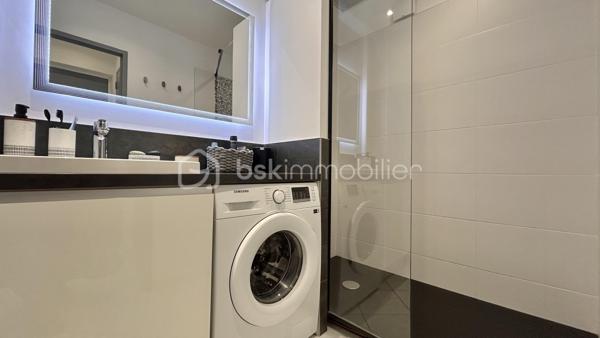 Venez découvrir avec Patricia Acquaviva ce bel appartement traversant Est/Ouest de 77 m², situé au 2ᵉ étage avec ascenseur, au sein d'une copropriété entièrement fermée et sécurisée sur la commune de Pont-de-Claix.

Entièrement rénové en 2022 et bénéficiant d'une isolation par l'intérieur, cet appartement lumineux et fonctionnel saura vous séduire par ses beaux volumes et ses prestations de qualité.

Dès l'entrée, vous découvrirez une agréable pièce de vie d'environ 28 m² baignée de lumière, ainsi qu'une cuisine séparée, aménagée et équipée. L'appartement dispose également d'une salle d'eau avec douche, d'un WC indépendant, d'un grand cellier offrant de nombreux rangements ainsi que d'une loggia.
L'espace nuit se compose de deux belles chambres d'environ 11 m² et 13 m², toutes deux équipées de placards intégrés.

Pour votre confort, les menuiseries sont en PVC double vitrage oscillo-battantes et les volets roulants sont électriques. L'électricité ainsi que la plomberie ont été entièrement refaites, offrant un confort optimal.
Une cave et une place de parking privative viennent compléter ce bien.

Le chauffage est collectif avec répartiteurs et les charges de copropriété s'élèvent à 280 € par mois, incluant le chauffage et l'eau chaude. La taxe foncière est de 1 922 €.

L'emplacement est idéal avec les transports en commun à proximité immédiate, l'Espace Comboire et la rocade accessibles en seulement deux minutes, ainsi qu'un Carrefour City situé à seulement 50 mètres à pied.
Cet appartement rénové avec goût, situé dans une résidence fermée et sécurisée, représente une belle opportunité pour une famille ou pour toute personne recherchant un cadre de vie confortable à proximité de toutes les commodités.

Cet appartement n'attend plus que vous ! Ne laissez pas passer cette opportunité et contactez moi pour programmer une visite sans tarder.