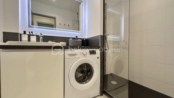 Venez découvrir avec Patricia Acquaviva ce bel appartement traversant Est/Ouest de 77 m², situé au 2ᵉ étage avec ascenseur, au sein d'une copropriété entièrement fermée et sécurisée sur la commune de Pont-de-Claix.

Entièrement rénové en 2022 et bénéficiant d'une isolation par l'intérieur, cet appartement lumineux et fonctionnel saura vous séduire par ses beaux volumes et ses prestations de qualité.

Dès l'entrée, vous découvrirez une agréable pièce de vie d'environ 28 m² baignée de lumière, ainsi qu'une cuisine séparée, aménagée et équipée. L'appartement dispose également d'une salle d'eau avec douche, d'un WC indépendant, d'un grand cellier offrant de nombreux rangements ainsi que d'une loggia.
L'espace nuit se compose de deux belles chambres d'environ 11 m² et 13 m², toutes deux équipées de placards intégrés.

Pour votre confort, les menuiseries sont en PVC double vitrage oscillo-battantes et les volets roulants sont électriques. L'électricité ainsi que la plomberie ont été entièrement refaites, offrant un confort optimal.
Une cave et une place de parking privative viennent compléter ce bien.

Le chauffage est collectif avec répartiteurs et les charges de copropriété s'élèvent à 280 € par mois, incluant le chauffage et l'eau chaude. La taxe foncière est de 1 922 €.

L'emplacement est idéal avec les transports en commun à proximité immédiate, l'Espace Comboire et la rocade accessibles en seulement deux minutes, ainsi qu'un Carrefour City situé à seulement 50 mètres à pied.
Cet appartement rénové avec goût, situé dans une résidence fermée et sécurisée, représente une belle opportunité pour une famille ou pour toute personne recherchant un cadre de vie confortable à proximité de toutes les commodités.

Cet appartement n'attend plus que vous ! Ne laissez pas passer cette opportunité et contactez moi pour programmer une visite sans tarder.