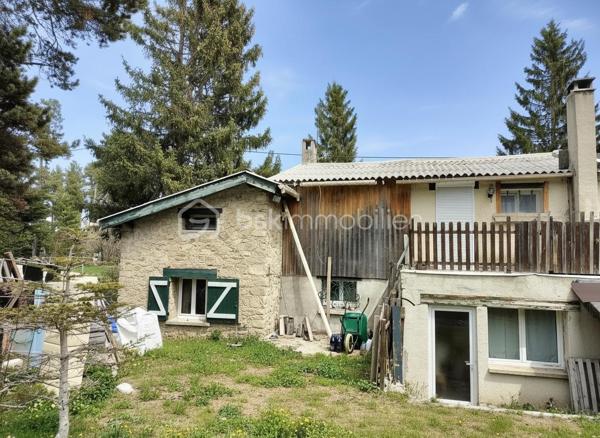 🏡 Maison mitoyenne 3 face à rénover – 100 m² – Terrain 500 m² – Fort potentiel – Superbolquère

Située sur la commune recherchée de Superbolquère, cette maison en pierre 3 faces mitoyenne offre un beau potentiel pour un projet de rénovation.

D’une surface d’environ 100 m² habitables, elle est implantée sur un terrain de plus de 500 m².

🔨 Travaux à prévoir : L’intérieur est à réhabiliter dans sa globalité : les volumes sont à redistribuer et les équipements à créer (électricité, plomberie, cuisine, salle de bain, revêtements, toiture…). Une véritable page blanche pour un projet sur mesure. rénovation complète de l’intérieur

👉 Idéal pour :

Artisans
Bricoleurs avertis
Investisseurs

💡 Les + :

Secteur très recherché en Cerdagne
Maison en pierre
Portes et fenêtres PVC double vitrage
Belle surface exploitable
Terrain agréable
Prix attractif pour le secteur
Fort potentiel de valorisation

📍 Environnement forêt et bien situé à proximité des commerces et à moins de 2km des pistes de ski de Pyrénées 2000

📊 DPE : vierge (pas de chauffage)

Une belle opportunité pour créer un bien à votre image ou réaliser une opération à forte valeur ajoutée.

📞 Contactez-moi pour plus d’informations ou organiser une visite !