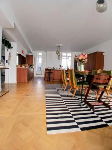 Exceptionnelle maison de ville sept pièces, cour et jardin, dépendances de trois pièces