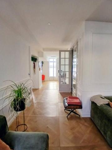 Exceptionnelle maison de ville sept pièces, cour et jardin, dépendances de trois pièces