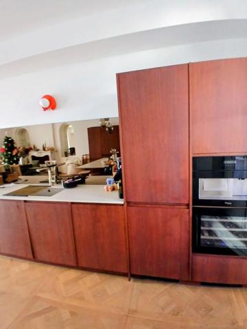 Exceptionnelle maison de ville sept pièces, cour et jardin, dépendances de trois pièces