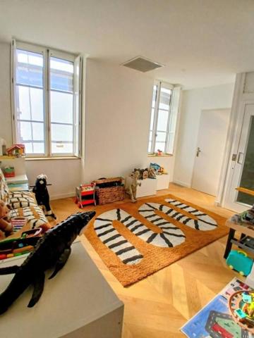 Exceptionnelle maison de ville sept pièces, cour et jardin, dépendances de trois pièces