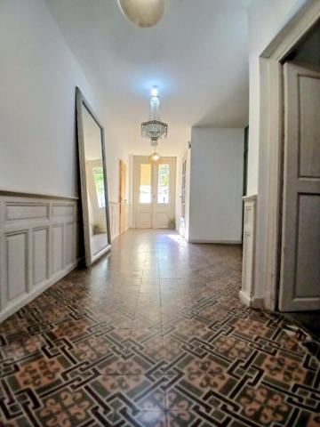 Exceptionnelle maison de ville sept pièces, cour et jardin, dépendances de trois pièces