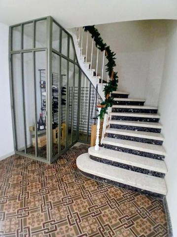 Exceptionnelle maison de ville sept pièces, cour et jardin, dépendances de trois pièces