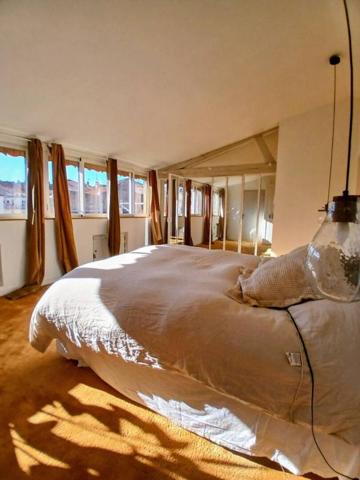 Exceptionnelle maison de ville sept pièces, cour et jardin, dépendances de trois pièces