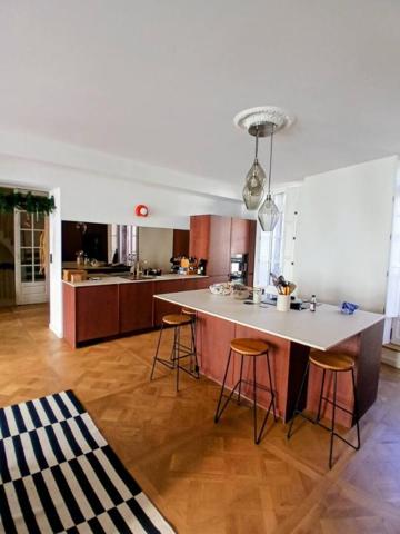 Exceptionnelle maison de ville sept pièces, cour et jardin, dépendances de trois pièces