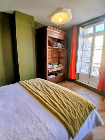 Exceptionnelle maison de ville sept pièces, cour et jardin, dépendances de trois pièces