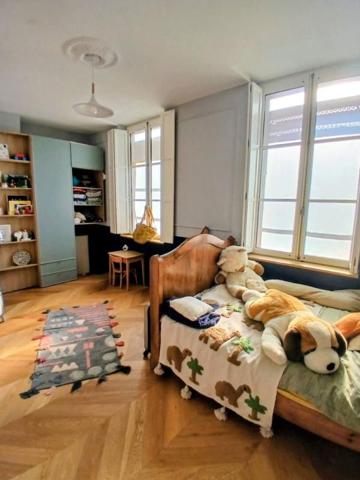 Exceptionnelle maison de ville sept pièces, cour et jardin, dépendances de trois pièces