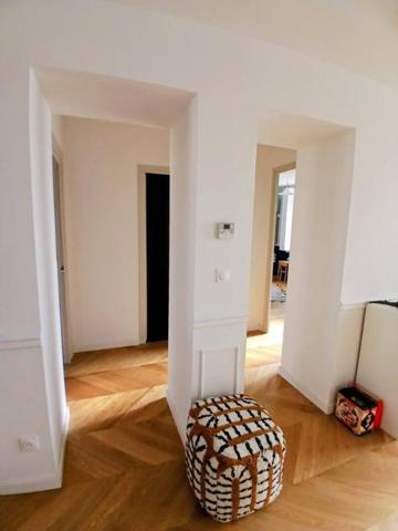 Exceptionnelle maison de ville sept pièces, cour et jardin, dépendances de trois pièces